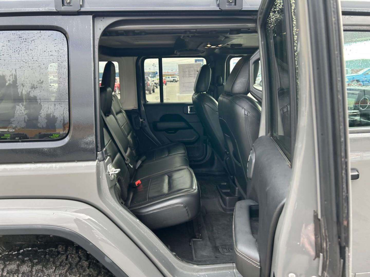 2019 GRAY JEEP WRANGLER UNLIMI SAHARA (1C4HJXENXKW) with an 2.0L engine, Automatic transmission, located at 2525 S. Cushman, Fairbanks, AK, 99701, (907) 452-5707, 64.824036, -147.712311- Photo#5