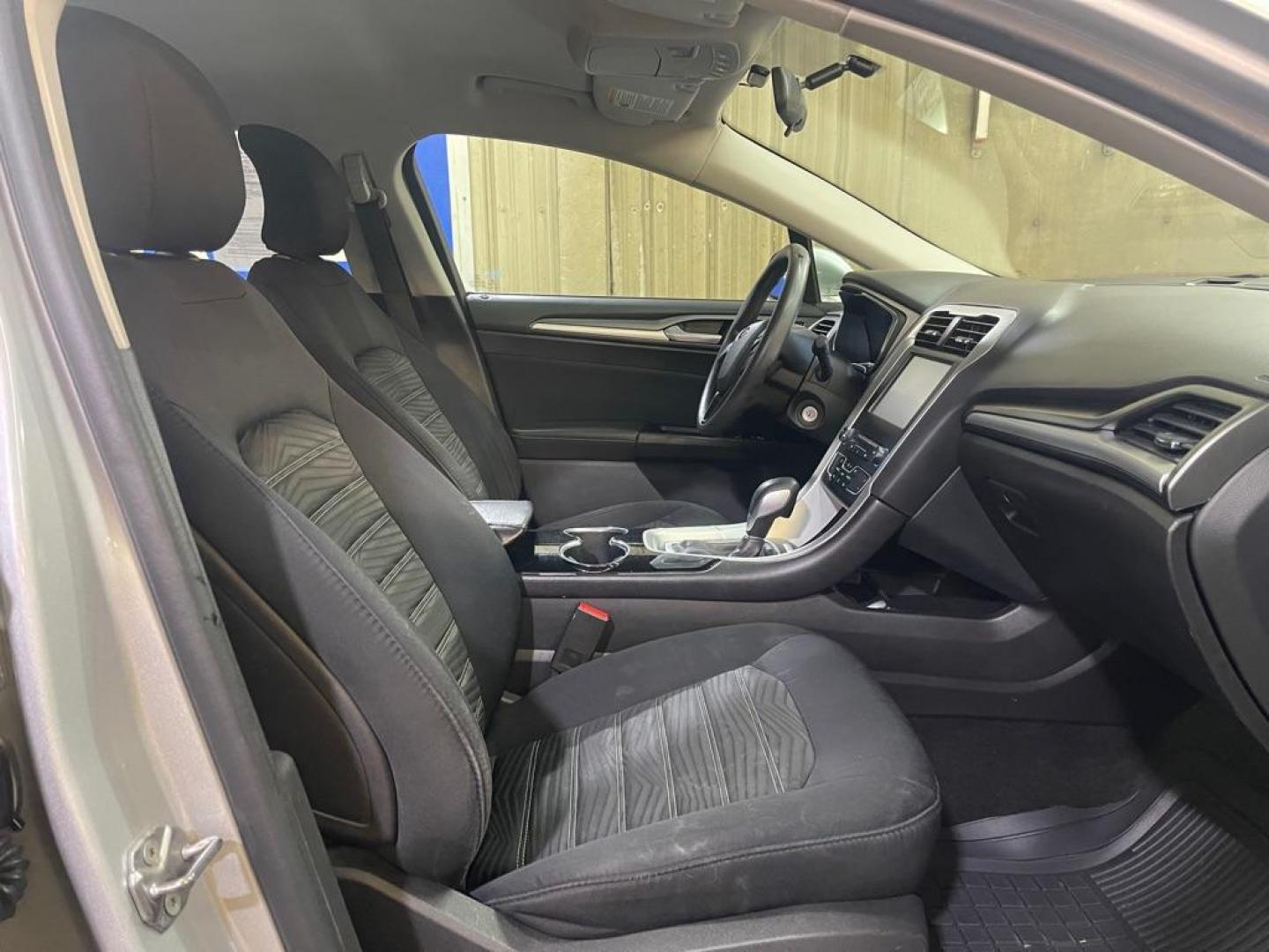 2016 SILVER FORD FUSION SE (3FA6P0H76GR) with an 2.5L engine, Automatic transmission, located at 2525 S. Cushman, Fairbanks, AK, 99701, (907) 452-5707, 64.824036, -147.712311 - Photo#3