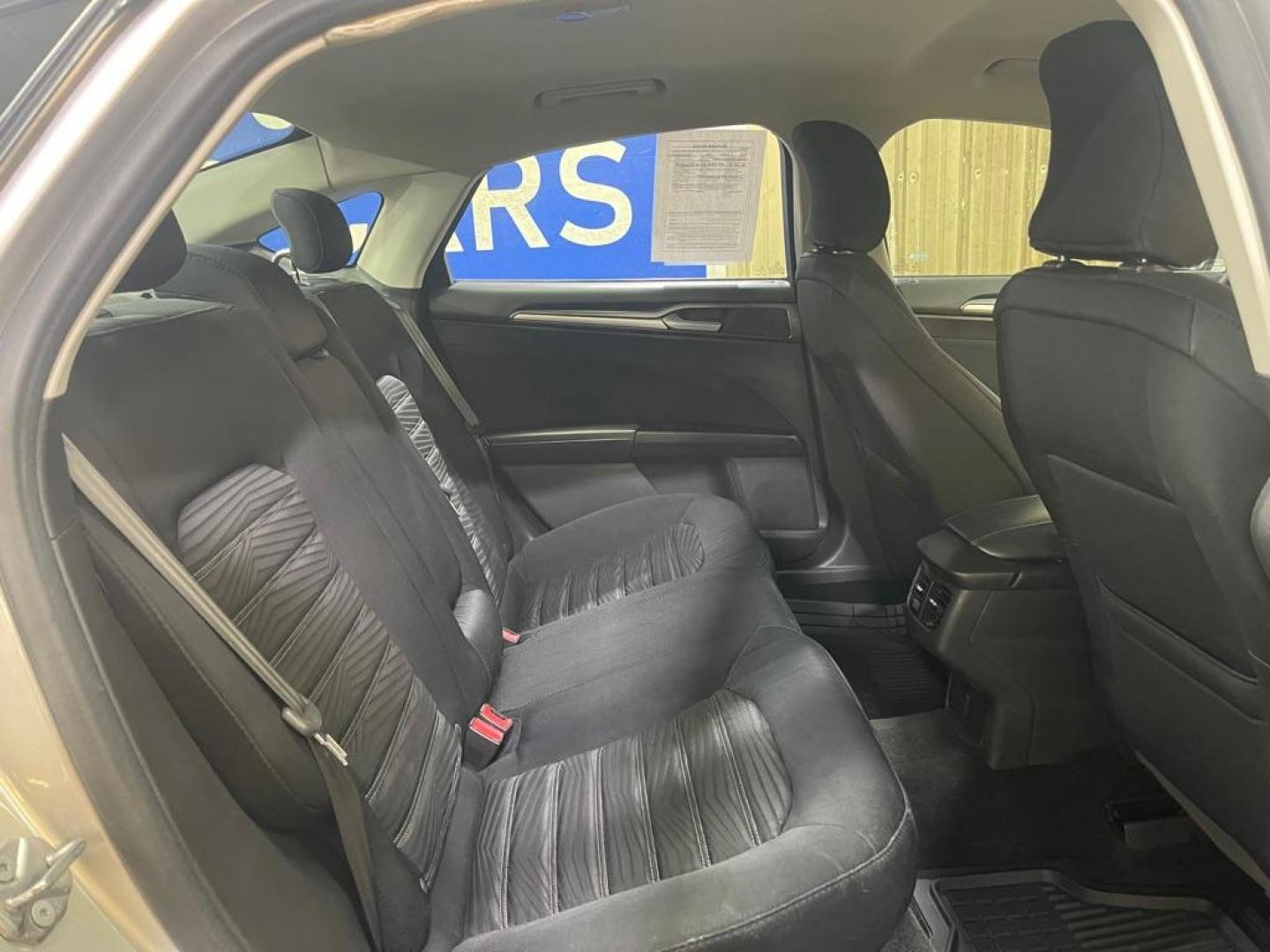 2016 SILVER FORD FUSION SE (3FA6P0H76GR) with an 2.5L engine, Automatic transmission, located at 2525 S. Cushman, Fairbanks, AK, 99701, (907) 452-5707, 64.824036, -147.712311 - Photo#4