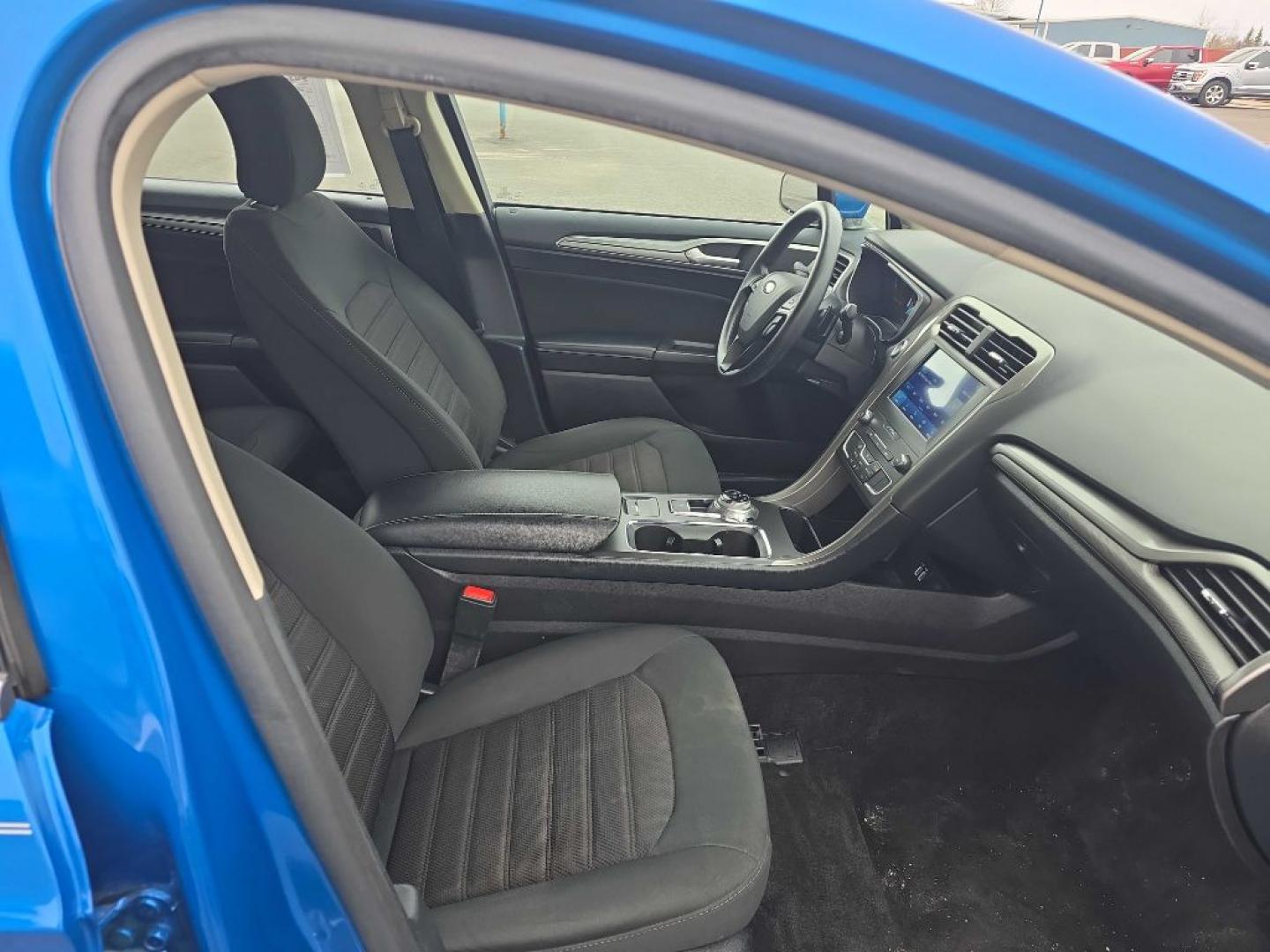 2019 BLUE FORD FUSION SE (3FA6P0HD2KR) with an 1.5L engine, Automatic transmission, located at 2525 S. Cushman, Fairbanks, AK, 99701, (907) 452-5707, 64.824036, -147.712311- Photo#3