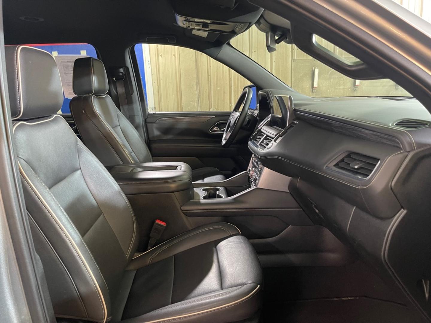 2023 GRAY GMC YUKON XL 1500 SLT (1GKS2GKD7PR) with an 5.3L engine, Automatic transmission, located at 2525 S. Cushman, Fairbanks, AK, 99701, (907) 452-5707, 64.824036, -147.712311- Photo#3