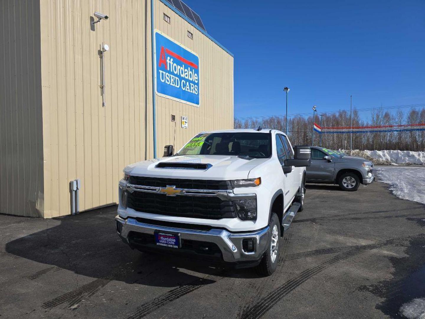 2024 WHITE CHEVROLET SILVERADO 2500 HEAVY DUTY LT (1GC4YNEY3RF) with an 6.6L engine, Automatic transmission, located at 2525 S. Cushman, Fairbanks, AK, 99701, (907) 452-5707, 64.824036, -147.712311 - Photo#2
