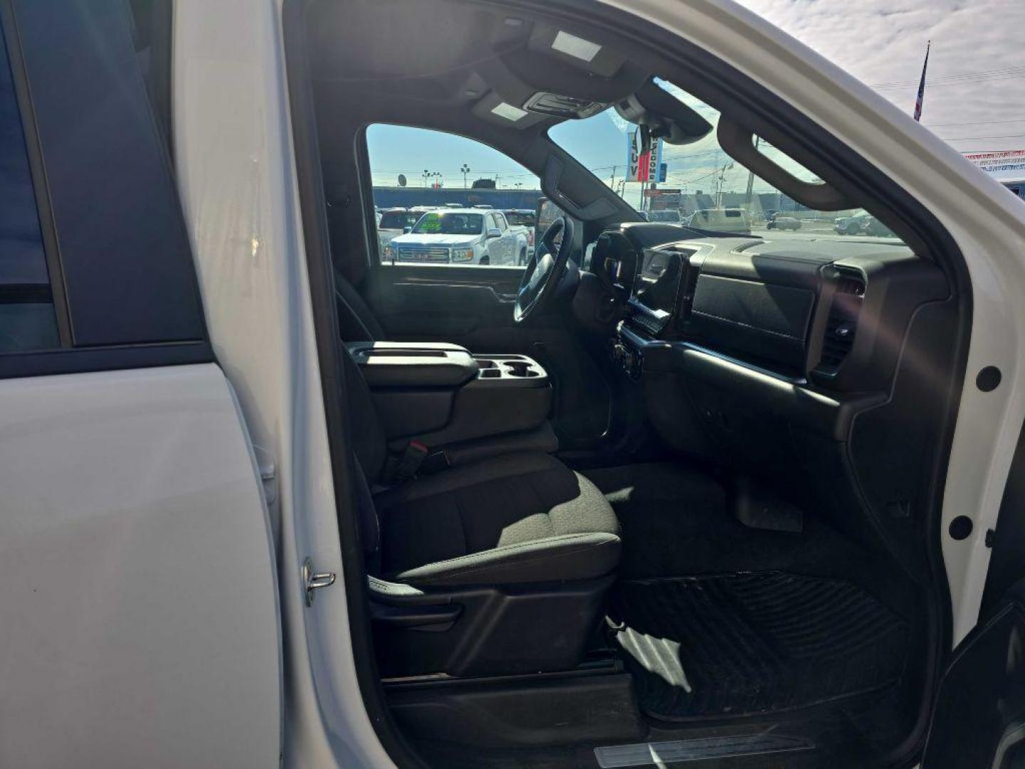 2024 WHITE CHEVROLET SILVERADO 2500 HEAVY DUTY LT (1GC4YNEY3RF) with an 6.6L engine, Automatic transmission, located at 2525 S. Cushman, Fairbanks, AK, 99701, (907) 452-5707, 64.824036, -147.712311 - Photo#4