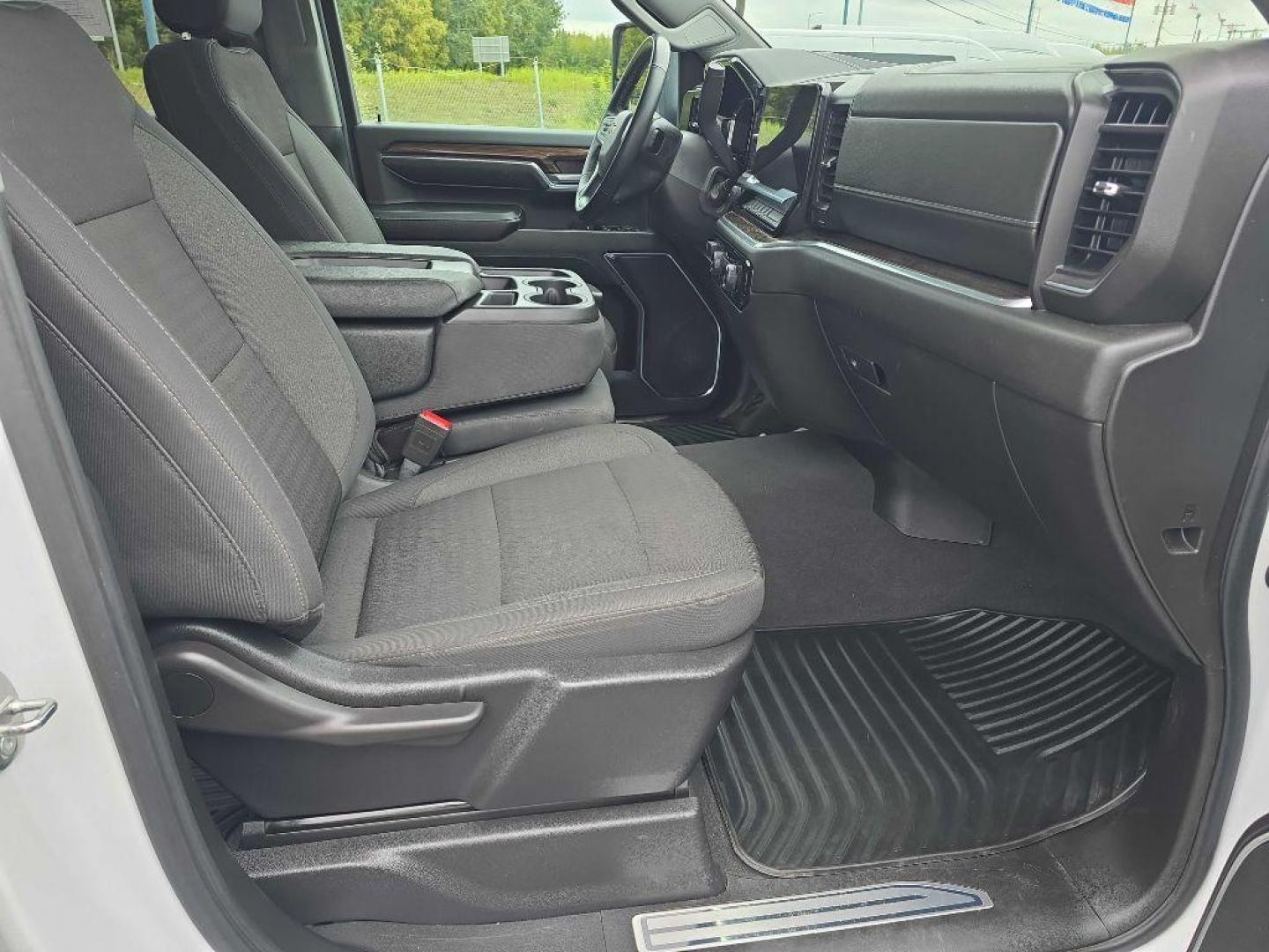 2024 WHITE CHEVROLET SILVERADO 2500 HEAVY DUTY LT (1GC4YNEYXRF) with an 6.6L engine, Automatic transmission, located at 2525 S. Cushman, Fairbanks, AK, 99701, (907) 452-5707, 64.824036, -147.712311 - Photo#4