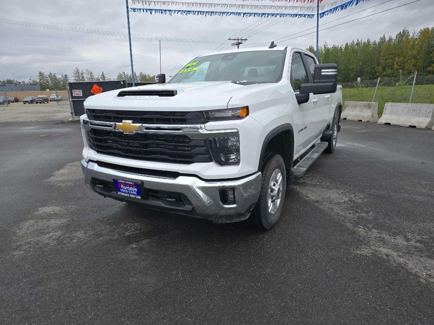 2024 WHITE CHEVROLET SILVERADO 2500 HEAVY DUTY LT (1GC4YNEYXRF) with an 6.6L engine, Automatic transmission, located at 2525 S. Cushman, Fairbanks, AK, 99701, (907) 452-5707, 64.824036, -147.712311 - Photo#1