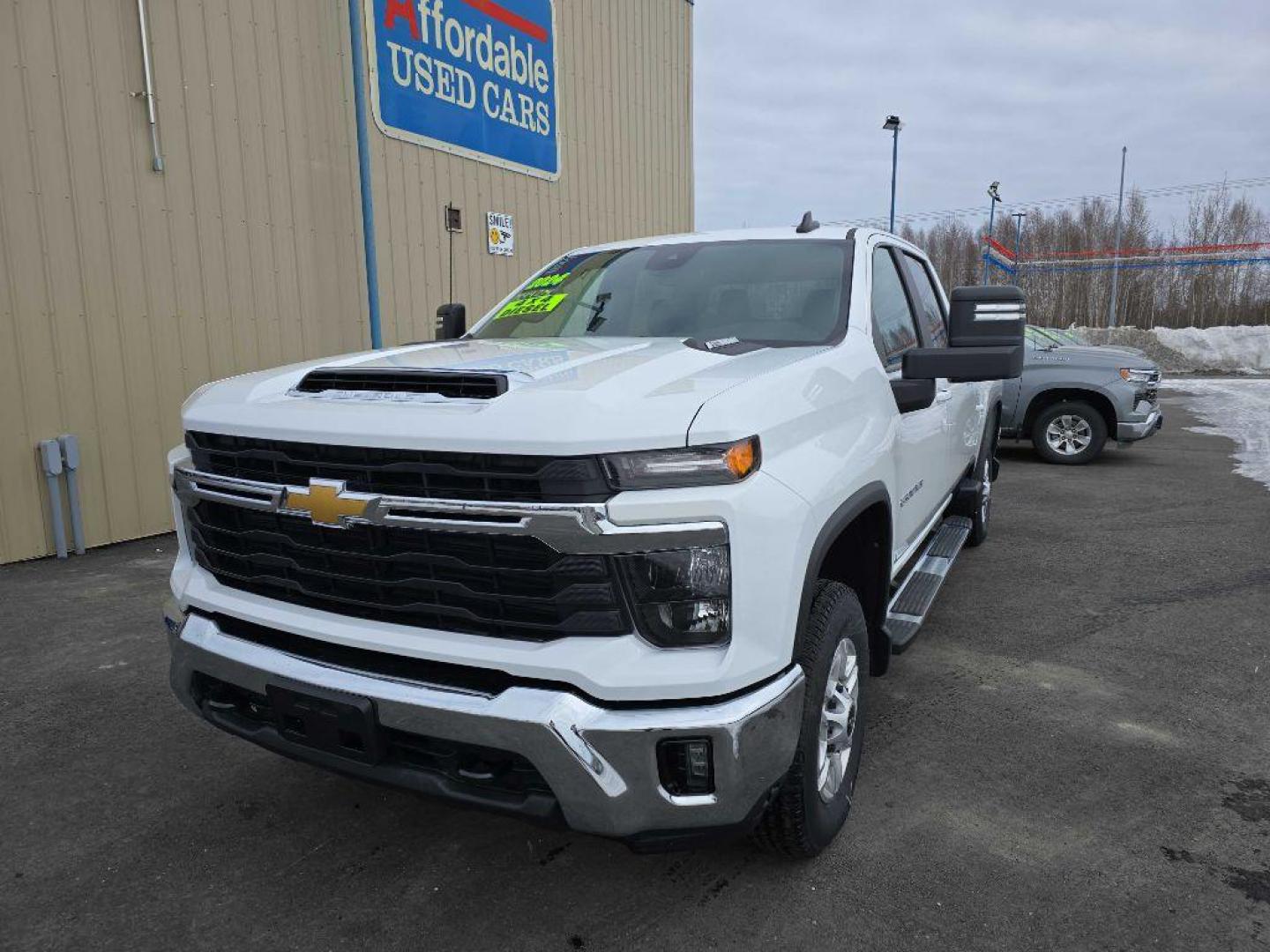 2024 WHITE CHEVROLET SILVERADO 2500 HEAVY DUTY LT (1GC4YNEYXRF) with an 6.6L engine, Automatic transmission, located at 2525 S. Cushman, Fairbanks, AK, 99701, (907) 452-5707, 64.824036, -147.712311 - Photo#2
