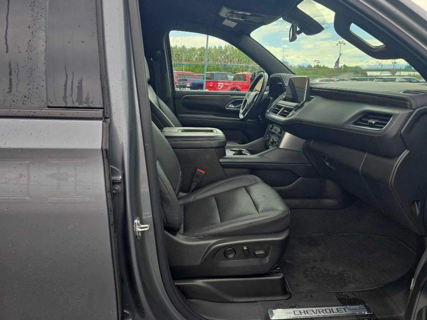 2022 GRAY CHEVROLET TAHOE 1500 Z71 (1GNSKPKD5NR) with an 5.3L engine, Automatic transmission, located at 2525 S. Cushman, Fairbanks, AK, 99701, (907) 452-5707, 64.824036, -147.712311 - Photo#6