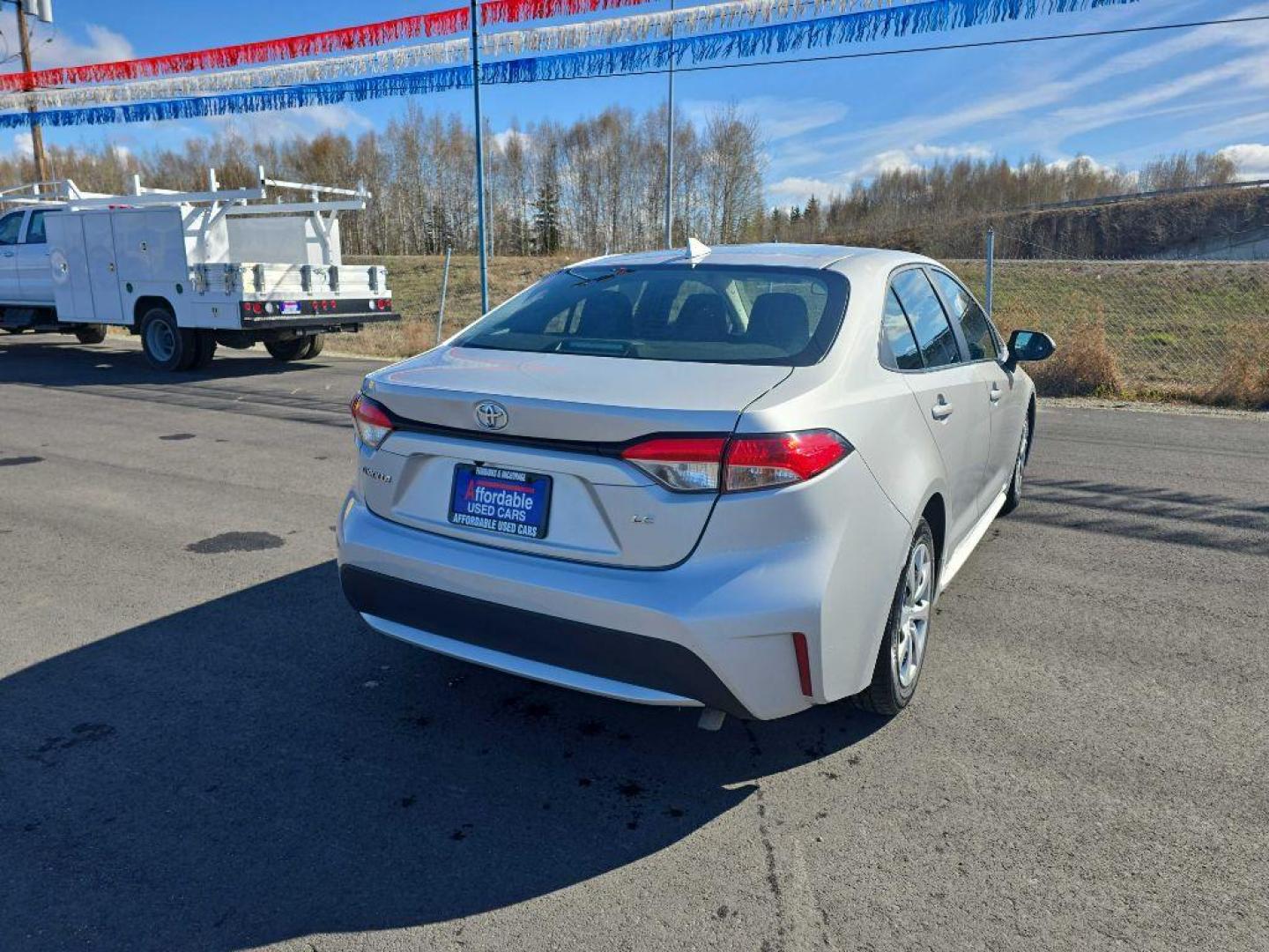 2022 SILVER TOYOTA COROLLA LE LE (5YFEPMAE4NP) with an 1.8L engine, Continuously Variable transmission, located at 2525 S. Cushman, Fairbanks, AK, 99701, (907) 452-5707, 64.824036, -147.712311 - Photo#4