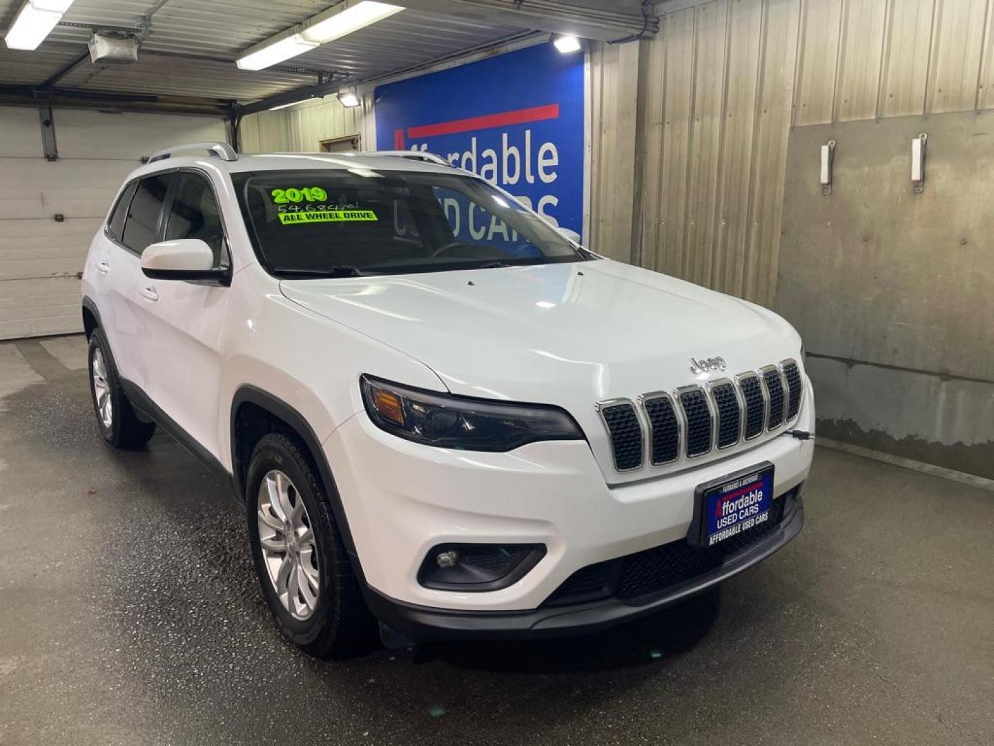 2019 WHITE JEEP CHEROKEE LATITUDE (1C4PJMCB6KD) with an 2.4L engine, Automatic transmission, located at 2525 S. Cushman, Fairbanks, AK, 99701, (907) 452-5707, 64.824036, -147.712311 - Photo#0