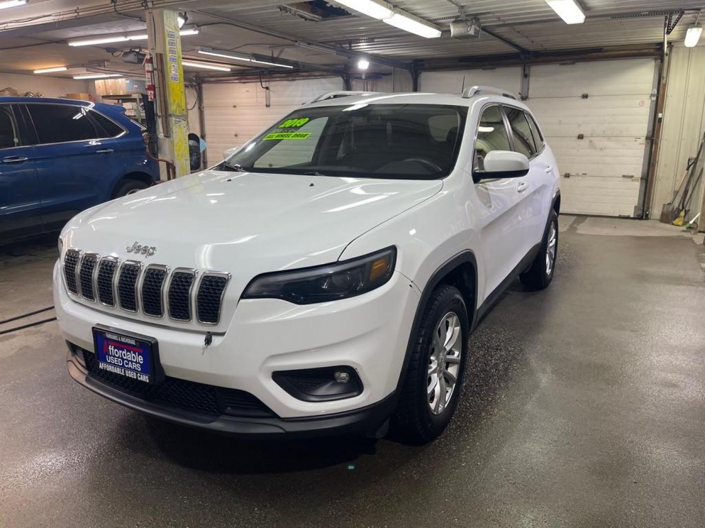 2019 WHITE JEEP CHEROKEE LATITUDE (1C4PJMCB6KD) with an 2.4L engine, Automatic transmission, located at 2525 S. Cushman, Fairbanks, AK, 99701, (907) 452-5707, 64.824036, -147.712311 - Photo#1