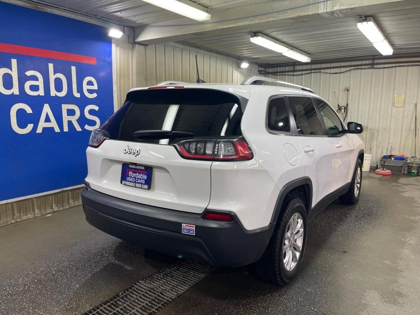 2019 WHITE JEEP CHEROKEE LATITUDE (1C4PJMCB6KD) with an 2.4L engine, Automatic transmission, located at 2525 S. Cushman, Fairbanks, AK, 99701, (907) 452-5707, 64.824036, -147.712311 - Photo#2