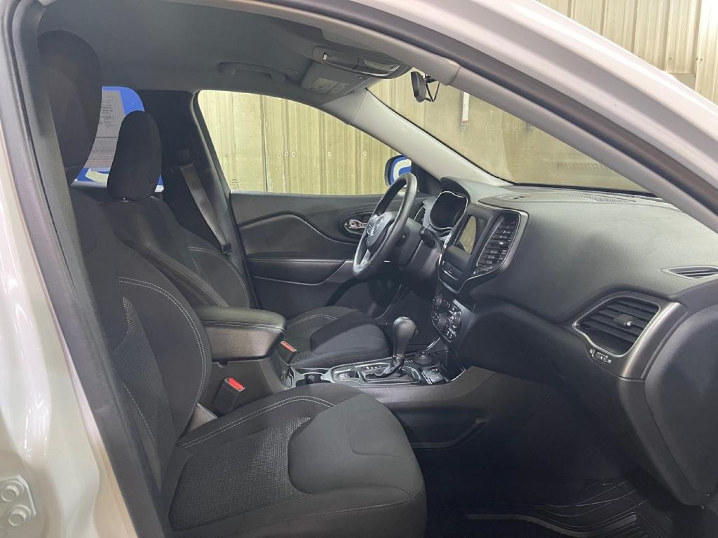 2019 WHITE JEEP CHEROKEE LATITUDE (1C4PJMCB6KD) with an 2.4L engine, Automatic transmission, located at 2525 S. Cushman, Fairbanks, AK, 99701, (907) 452-5707, 64.824036, -147.712311 - Photo#3