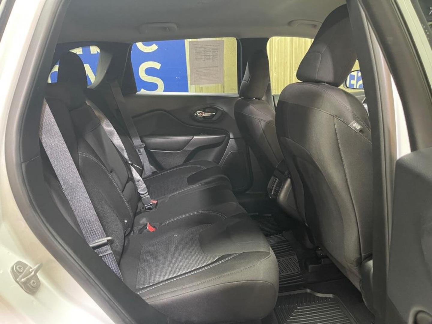 2019 WHITE JEEP CHEROKEE LATITUDE (1C4PJMCB6KD) with an 2.4L engine, Automatic transmission, located at 2525 S. Cushman, Fairbanks, AK, 99701, (907) 452-5707, 64.824036, -147.712311 - Photo#4