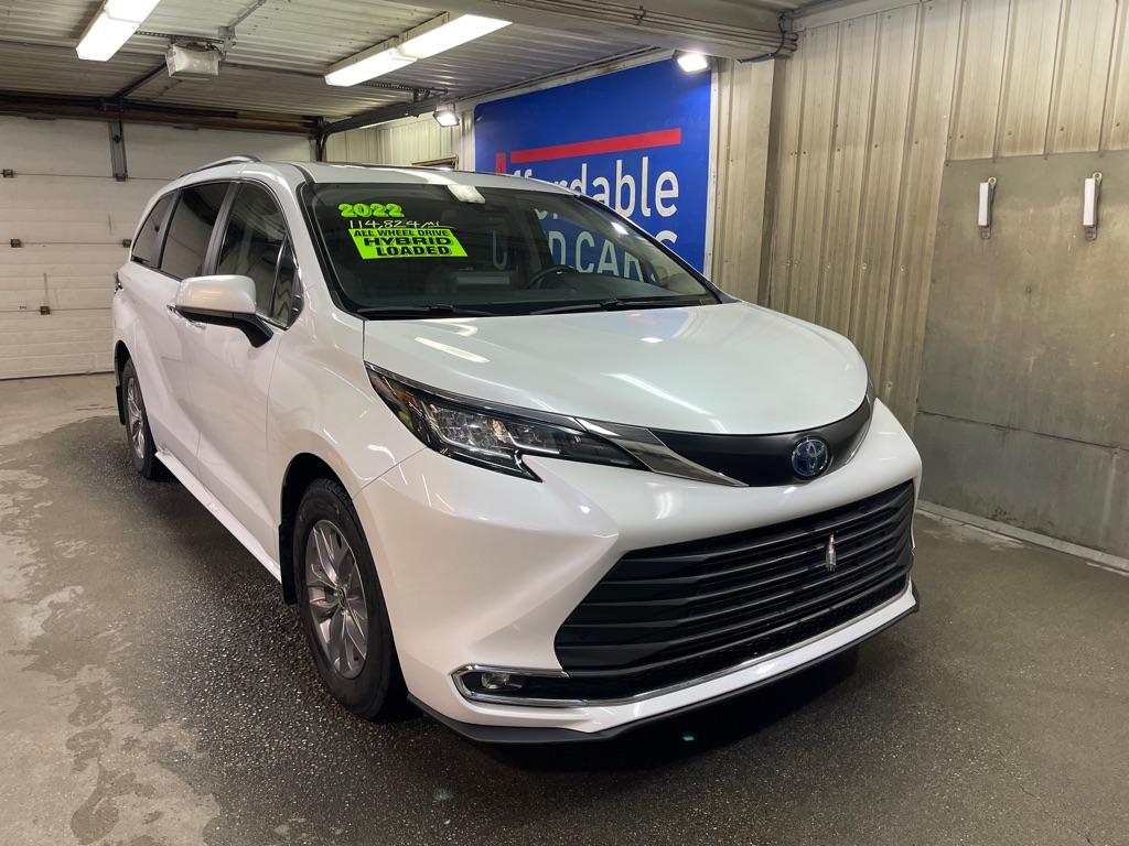 photo of 2022 TOYOTA SIENNA XLE