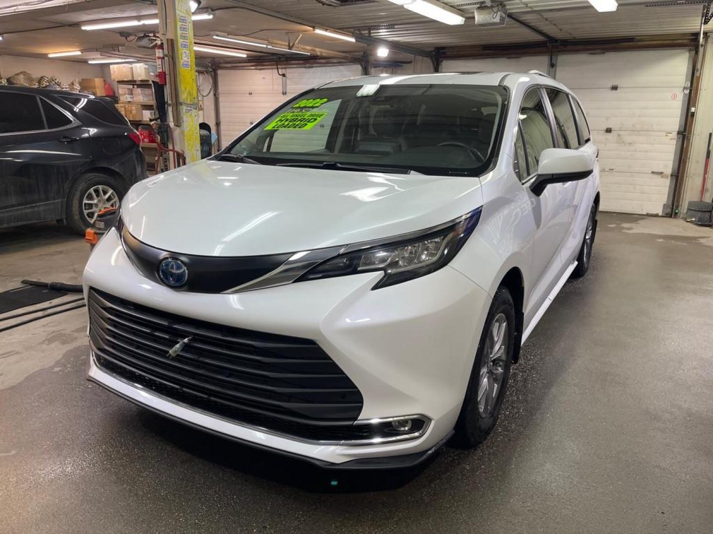 2022 WHITE TOYOTA SIENNA AWD XLE (5TDJSKFC2NS) with an 2.5L engine, Continuously Variable transmission, located at 2525 S. Cushman, Fairbanks, AK, 99701, (907) 452-5707, 64.824036, -147.712311 - Photo#1