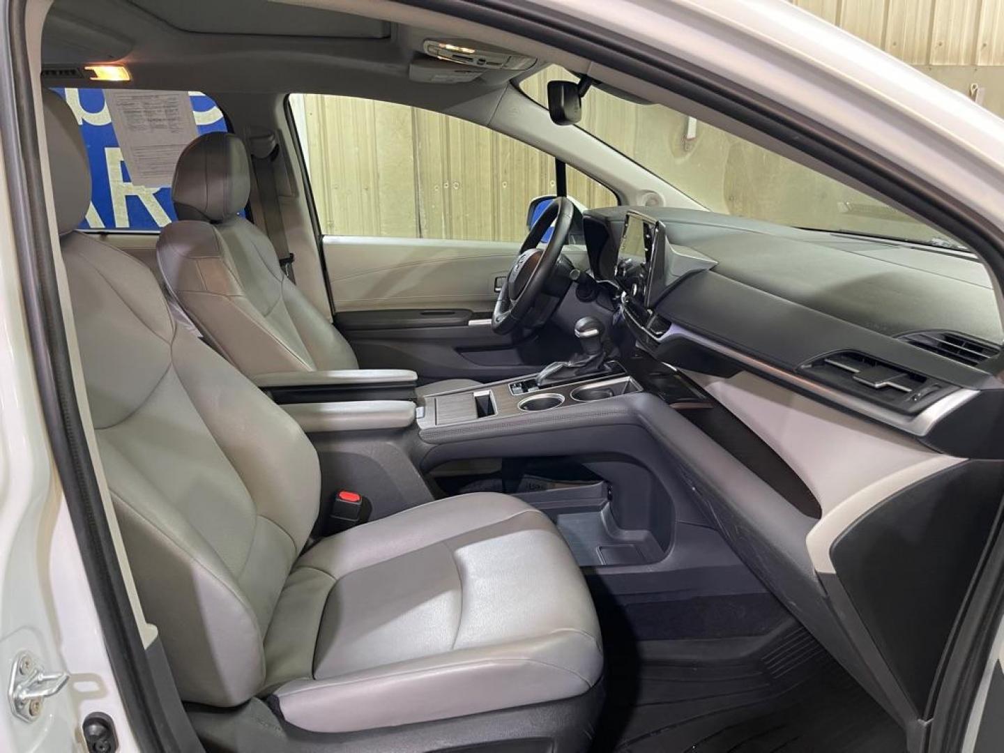 2022 WHITE TOYOTA SIENNA AWD XLE (5TDJSKFC2NS) with an 2.5L engine, Continuously Variable transmission, located at 2525 S. Cushman, Fairbanks, AK, 99701, (907) 452-5707, 64.824036, -147.712311 - Photo#3