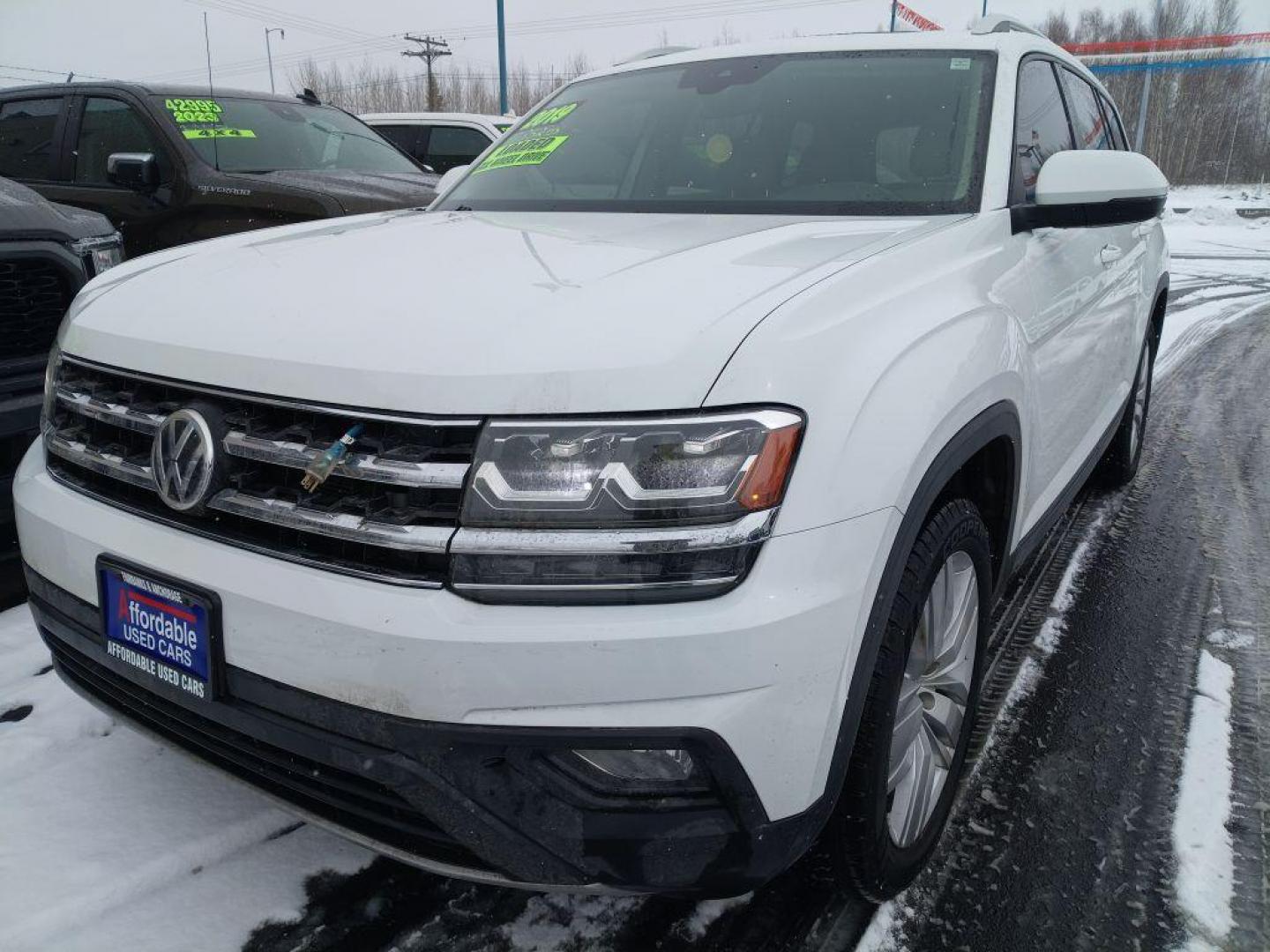 2019 WHITE VOLKSWAGEN ATLAS SE (1V2UR2CA4KC) with an 3.6L engine, Automatic transmission, located at 2525 S. Cushman, Fairbanks, AK, 99701, (907) 452-5707, 64.824036, -147.712311 - Photo#0