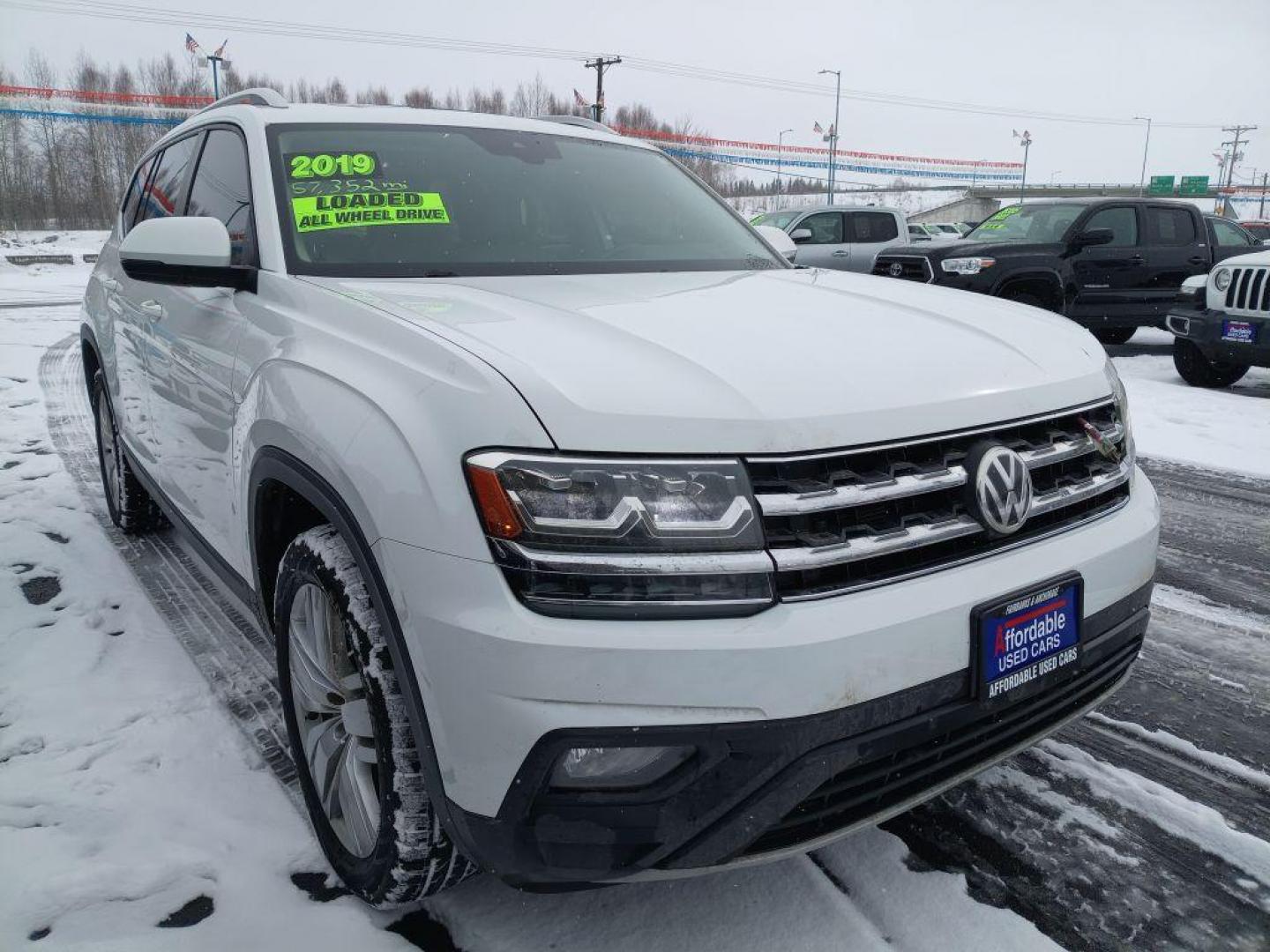 2019 WHITE VOLKSWAGEN ATLAS SE (1V2UR2CA4KC) with an 3.6L engine, Automatic transmission, located at 2525 S. Cushman, Fairbanks, AK, 99701, (907) 452-5707, 64.824036, -147.712311 - Photo#3
