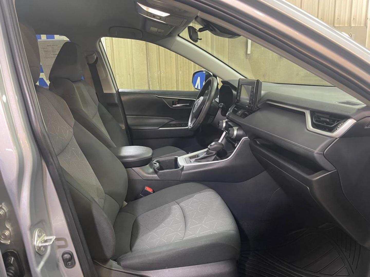 2022 SILVER TOYOTA RAV4 XLE (2T3P1RFV2NW) with an 2.5L engine, Automatic transmission, located at 2525 S. Cushman, Fairbanks, AK, 99701, (907) 452-5707, 64.824036, -147.712311 - Photo#3