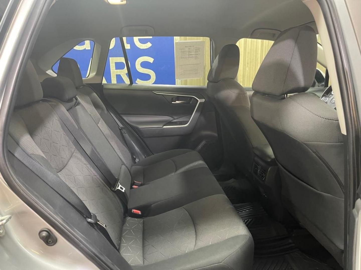 2022 SILVER TOYOTA RAV4 XLE (2T3P1RFV2NW) with an 2.5L engine, Automatic transmission, located at 2525 S. Cushman, Fairbanks, AK, 99701, (907) 452-5707, 64.824036, -147.712311 - Photo#4
