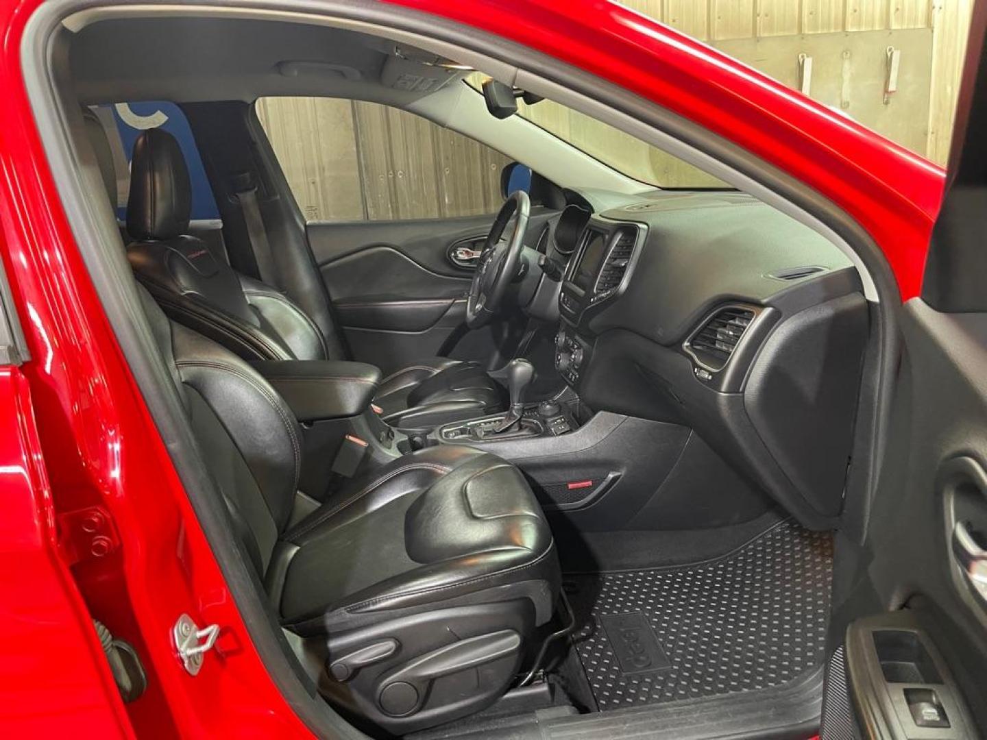 2019 RED JEEP CHEROKEE TRAILHAWK (1C4PJMBX3KD) with an 3.2L engine, Automatic transmission, located at 2525 S. Cushman, Fairbanks, AK, 99701, (907) 452-5707, 64.824036, -147.712311 - Photo#3