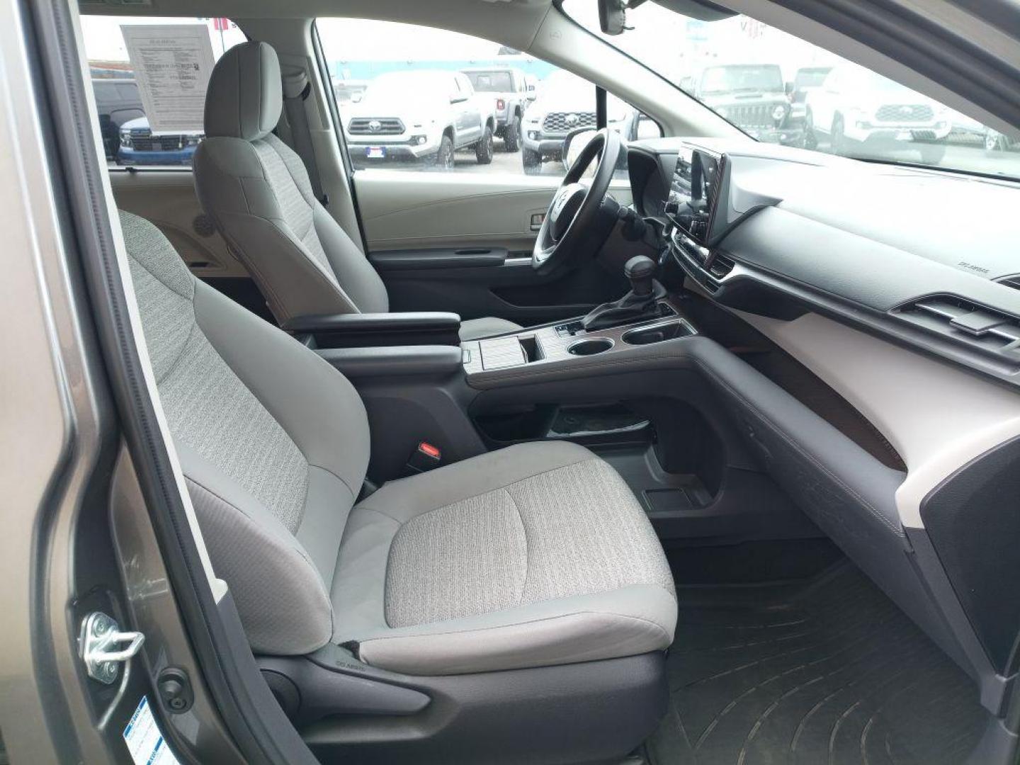 2022 GRAY TOYOTA SIENNA LE (5TDKSKFC0NS) with an 2.5L engine, Continuously Variable transmission, located at 2525 S. Cushman, Fairbanks, AK, 99701, (907) 452-5707, 64.824036, -147.712311 - Photo#5