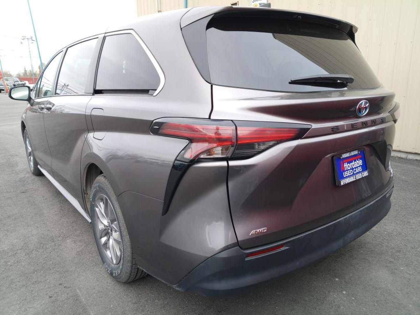 2022 GRAY TOYOTA SIENNA LE (5TDKSKFC0NS) with an 2.5L engine, Continuously Variable transmission, located at 2525 S. Cushman, Fairbanks, AK, 99701, (907) 452-5707, 64.824036, -147.712311 - Photo#2