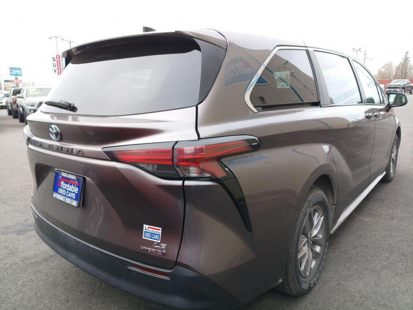2022 GRAY TOYOTA SIENNA LE (5TDKSKFC0NS) with an 2.5L engine, Continuously Variable transmission, located at 2525 S. Cushman, Fairbanks, AK, 99701, (907) 452-5707, 64.824036, -147.712311 - Photo#3