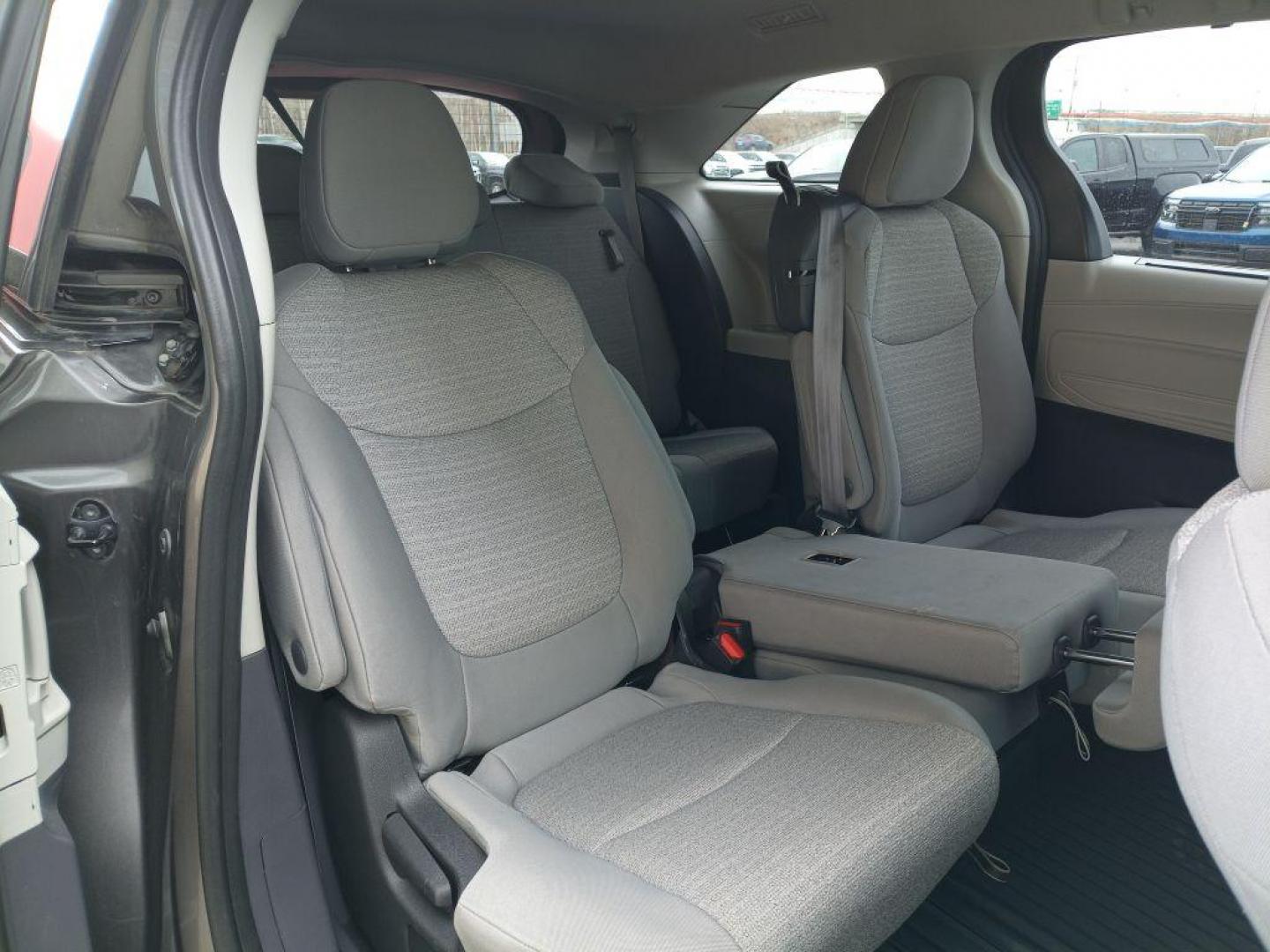 2022 GRAY TOYOTA SIENNA LE (5TDKSKFC0NS) with an 2.5L engine, Continuously Variable transmission, located at 2525 S. Cushman, Fairbanks, AK, 99701, (907) 452-5707, 64.824036, -147.712311 - Photo#4