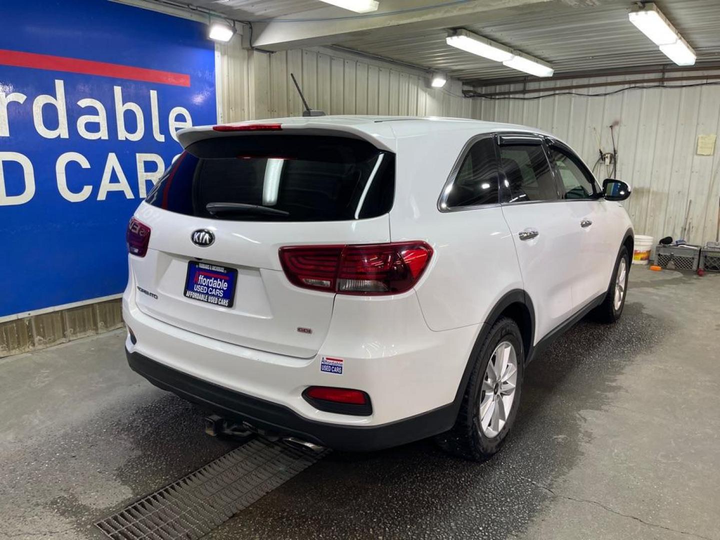 2019 WHITE KIA SORENTO L (5XYPG4A38KG) with an 2.4L engine, Automatic transmission, located at 2525 S. Cushman, Fairbanks, AK, 99701, (907) 452-5707, 64.824036, -147.712311 - Photo#2