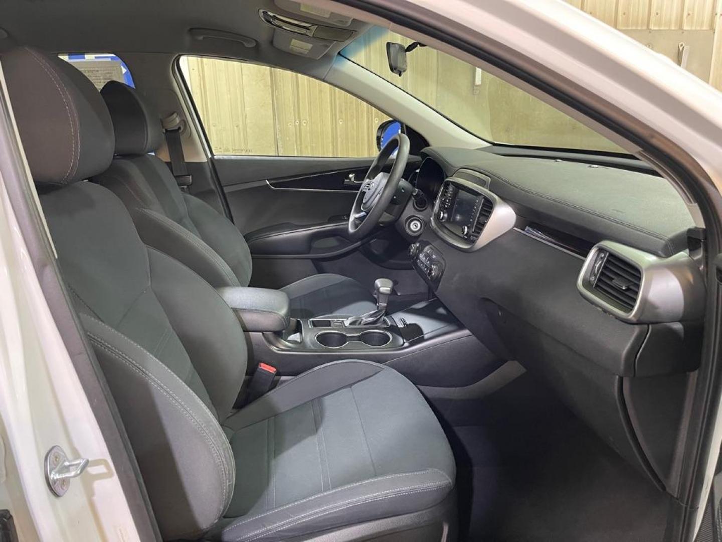 2019 WHITE KIA SORENTO L (5XYPG4A38KG) with an 2.4L engine, Automatic transmission, located at 2525 S. Cushman, Fairbanks, AK, 99701, (907) 452-5707, 64.824036, -147.712311 - Photo#3