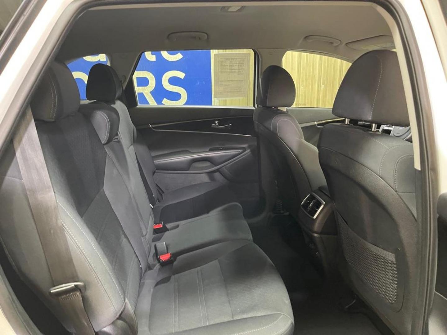 2019 WHITE KIA SORENTO L (5XYPG4A38KG) with an 2.4L engine, Automatic transmission, located at 2525 S. Cushman, Fairbanks, AK, 99701, (907) 452-5707, 64.824036, -147.712311 - Photo#4