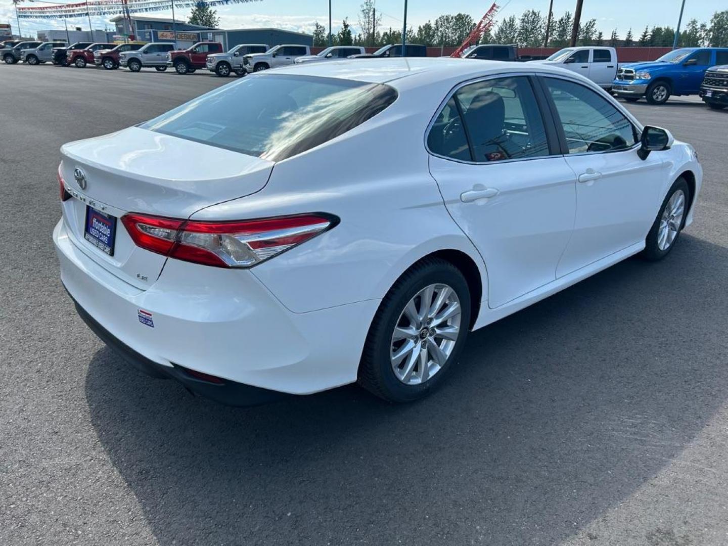 2018 WHITE TOYOTA CAMRY L (4T1B11HK5JU) with an 2.5L engine, Automatic transmission, located at 2525 S. Cushman, Fairbanks, AK, 99701, (907) 452-5707, 64.824036, -147.712311 - Photo#2