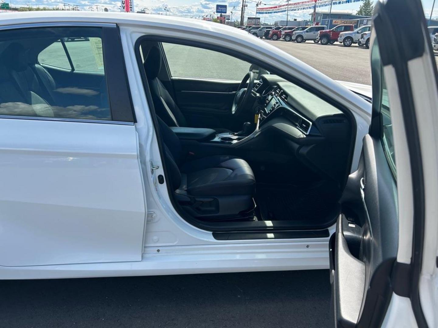 2018 WHITE TOYOTA CAMRY L (4T1B11HK5JU) with an 2.5L engine, Automatic transmission, located at 2525 S. Cushman, Fairbanks, AK, 99701, (907) 452-5707, 64.824036, -147.712311 - Photo#4