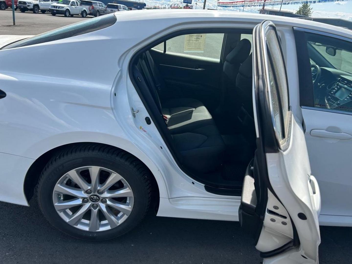 2018 WHITE TOYOTA CAMRY L (4T1B11HK5JU) with an 2.5L engine, Automatic transmission, located at 2525 S. Cushman, Fairbanks, AK, 99701, (907) 452-5707, 64.824036, -147.712311 - Photo#5