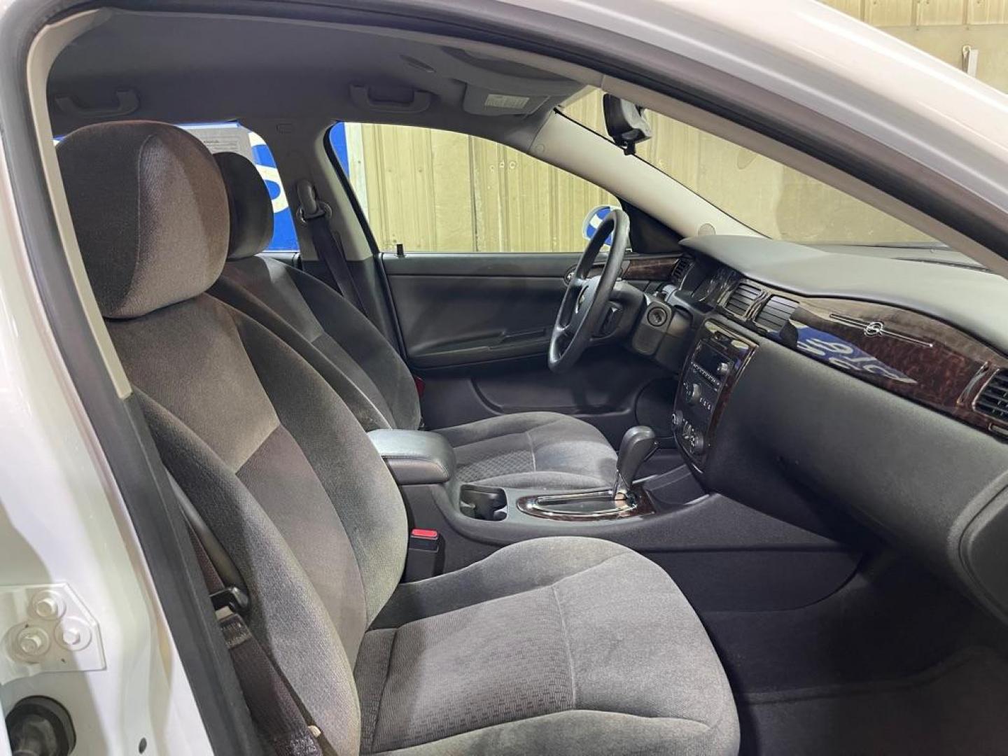 2016 WHITE CHEVROLET IMPALA LIMITED LT (2G1WB5E38G1) with an 3.6L engine, Automatic transmission, located at 2525 S. Cushman, Fairbanks, AK, 99701, (907) 452-5707, 64.824036, -147.712311 - Photo#3