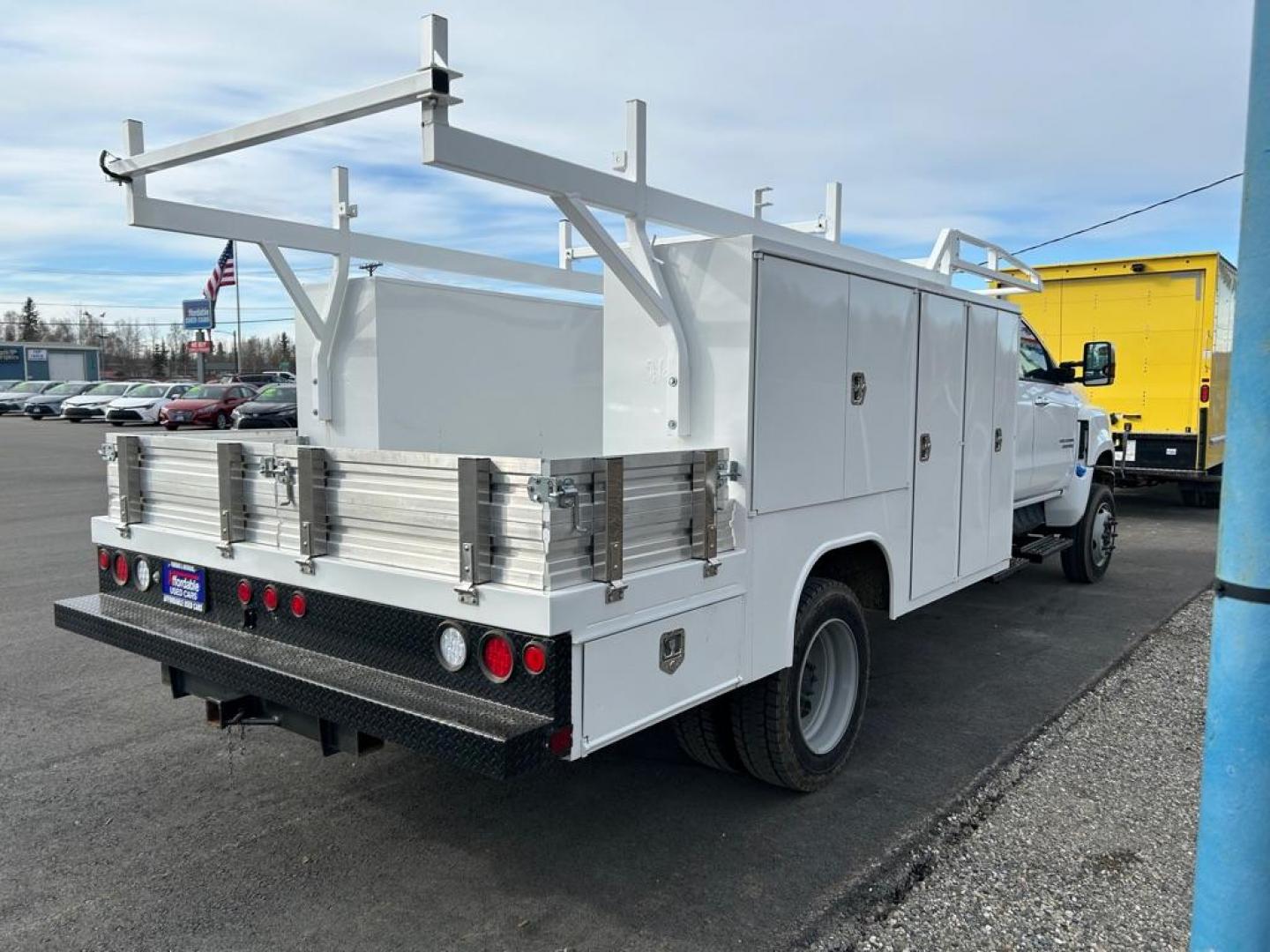 2022 CHEVROLET SILVERADO MEDIU (1HTKJPVH3NH) with an 6.6L engine, Automatic transmission, located at 2525 S. Cushman, Fairbanks, AK, 99701, (907) 452-5707, 64.824036, -147.712311 - Photo#2
