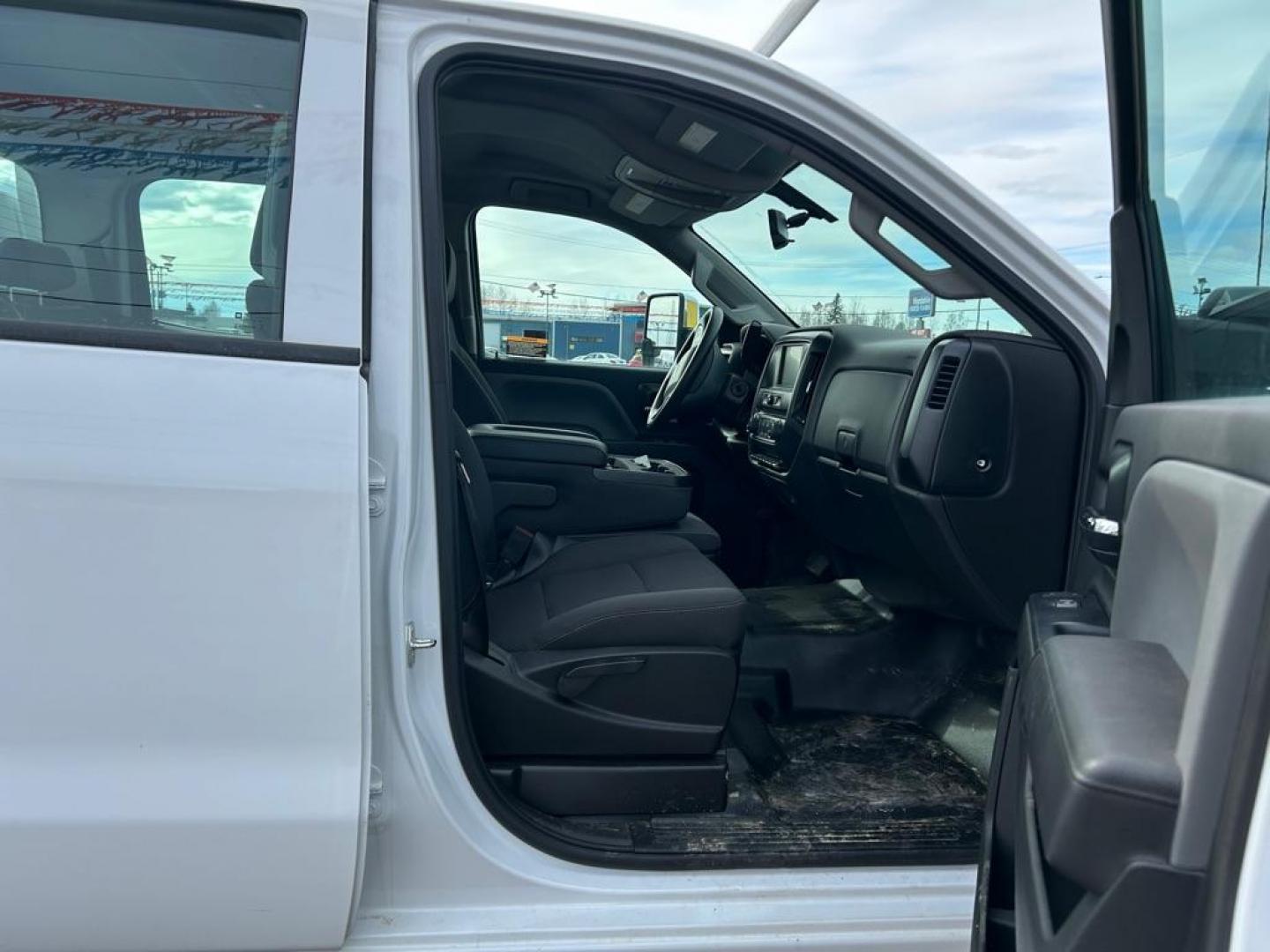 2022 CHEVROLET SILVERADO MEDIU (1HTKJPVH3NH) with an 6.6L engine, Automatic transmission, located at 2525 S. Cushman, Fairbanks, AK, 99701, (907) 452-5707, 64.824036, -147.712311 - Photo#4