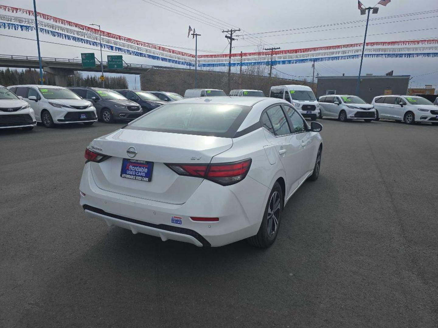 2022 WHITE NISSAN SENTRA SV (3N1AB8CV8NY) with an 2.0L engine, Continuously Variable transmission, located at 2525 S. Cushman, Fairbanks, AK, 99701, (907) 452-5707, 64.824036, -147.712311 - Photo#3