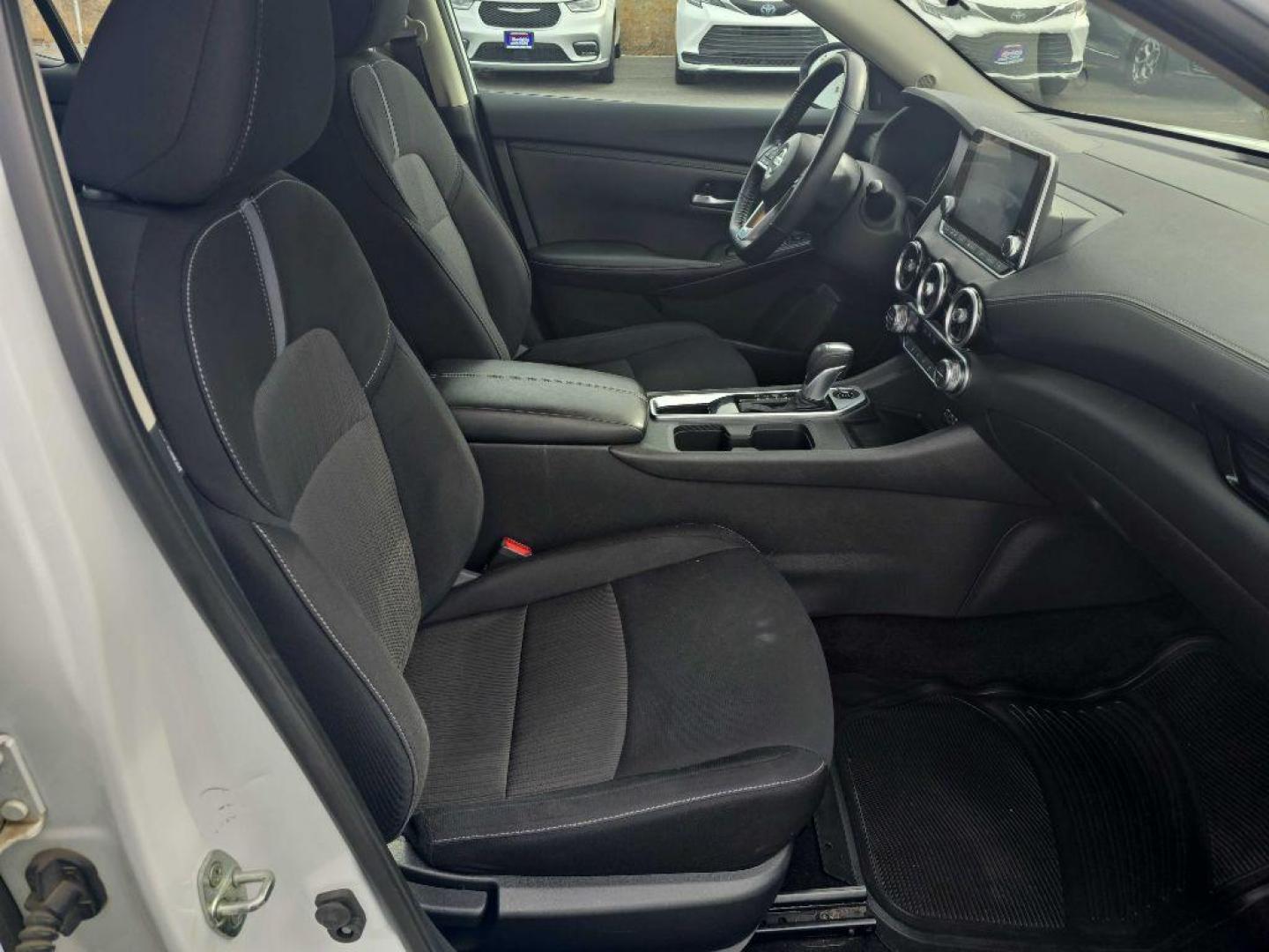 2022 WHITE NISSAN SENTRA SV (3N1AB8CV8NY) with an 2.0L engine, Continuously Variable transmission, located at 2525 S. Cushman, Fairbanks, AK, 99701, (907) 452-5707, 64.824036, -147.712311 - Photo#4