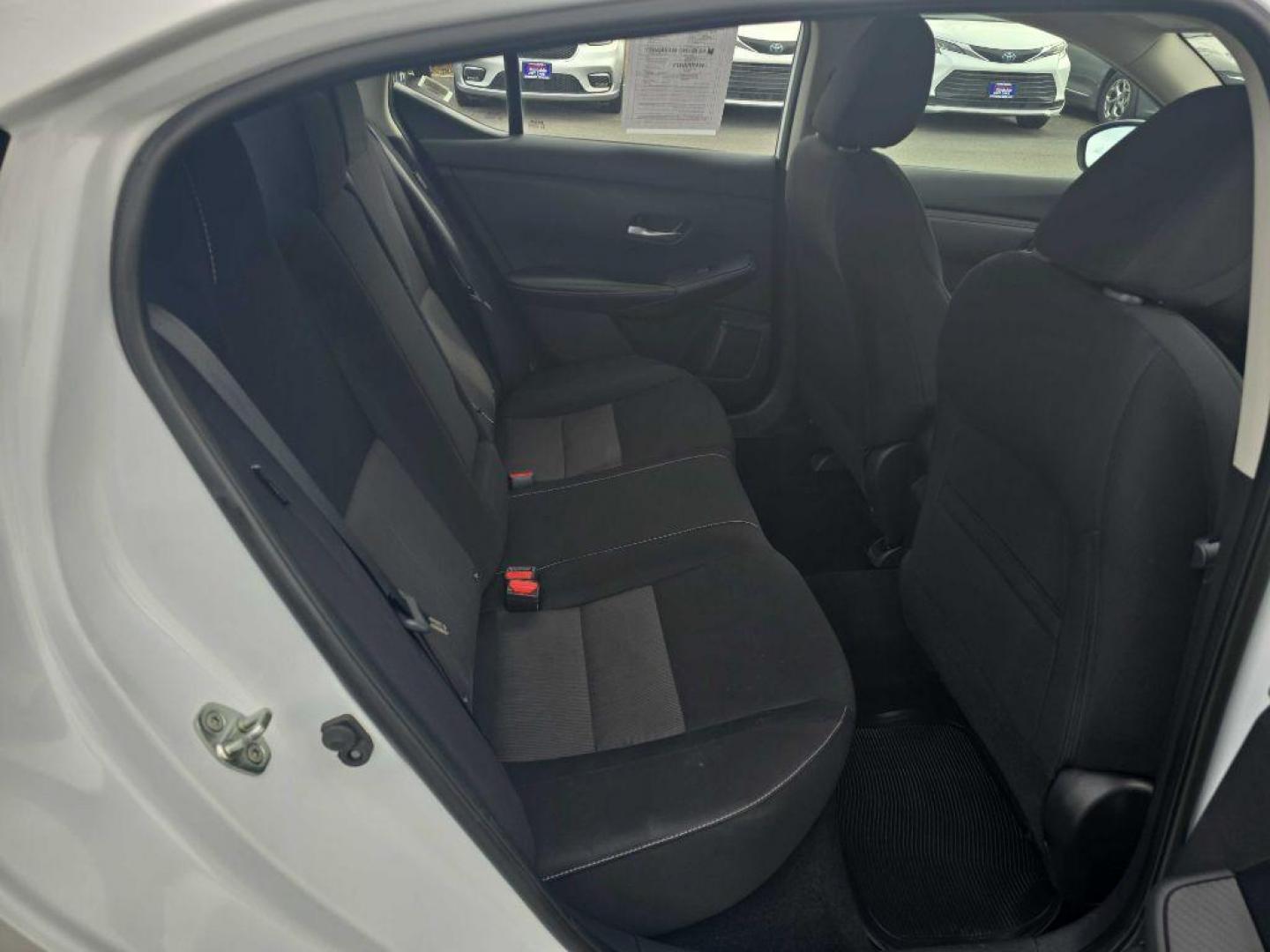 2022 WHITE NISSAN SENTRA SV (3N1AB8CV8NY) with an 2.0L engine, Continuously Variable transmission, located at 2525 S. Cushman, Fairbanks, AK, 99701, (907) 452-5707, 64.824036, -147.712311 - Photo#5