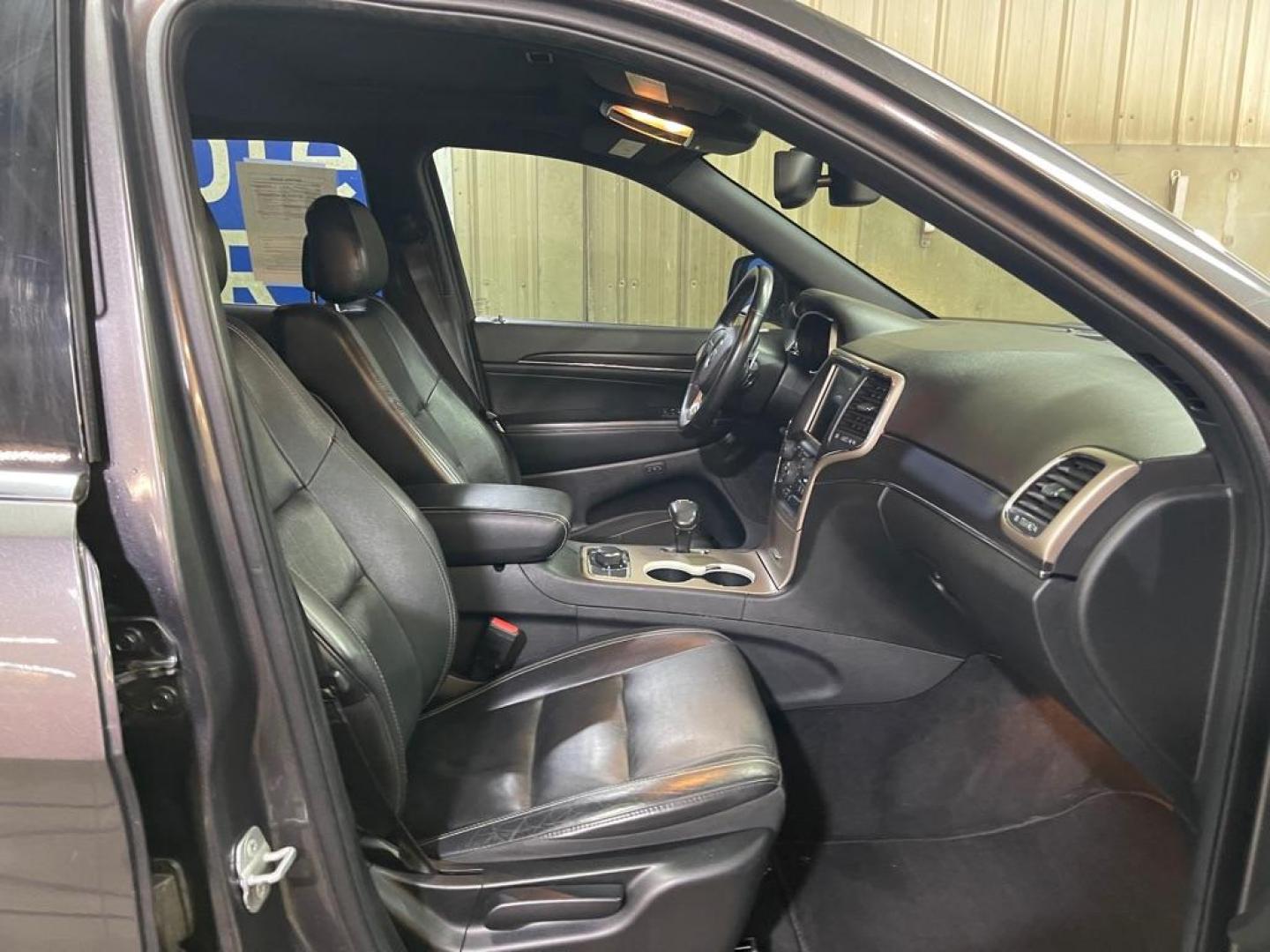 2014 GREY JEEP GRAND CHEROKEE LIMITED (1C4RJFBG1EC) with an 3.6L engine, Automatic transmission, located at 2525 S. Cushman, Fairbanks, AK, 99701, (907) 452-5707, 64.824036, -147.712311 - Photo#3