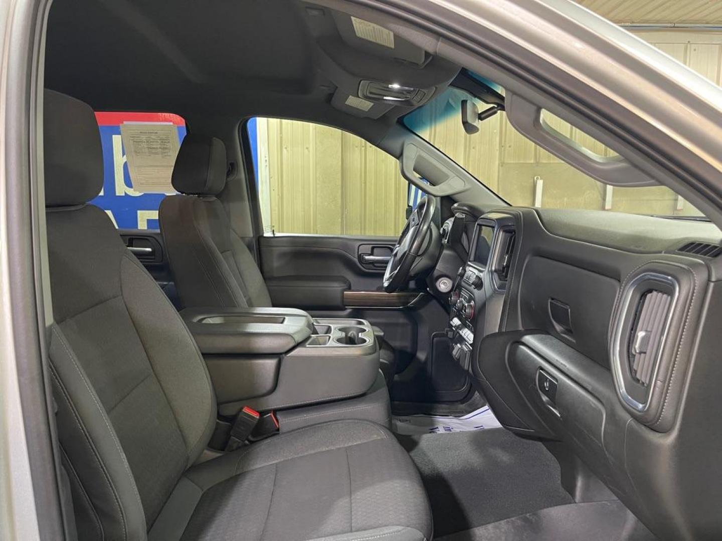 2021 SILVER CHEVROLET SILVERADO 2500 HEAVY DUTY LT (1GC4YNE77MF) with an 6.6L engine, Automatic transmission, located at 2525 S. Cushman, Fairbanks, AK, 99701, (907) 452-5707, 64.824036, -147.712311 - Photo#3