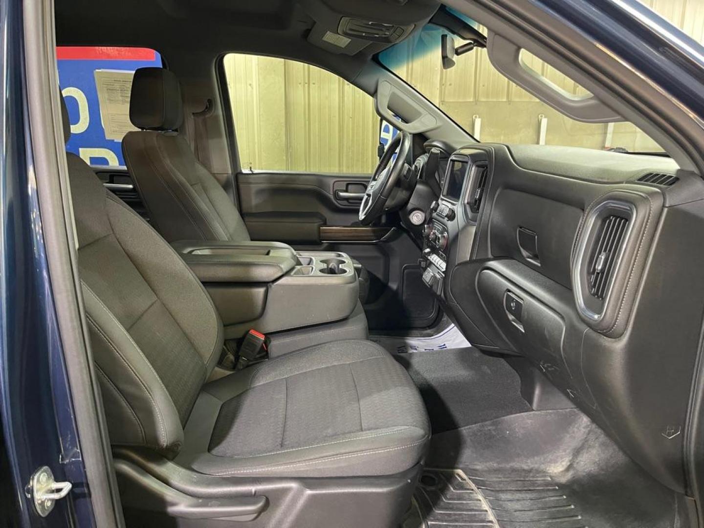 2021 BLUE CHEVROLET SILVERADO 2500 HEAVY DUTY LT (1GC4YNE77MF) with an 6.6L engine, Automatic transmission, located at 2525 S. Cushman, Fairbanks, AK, 99701, (907) 452-5707, 64.824036, -147.712311 - Photo#3