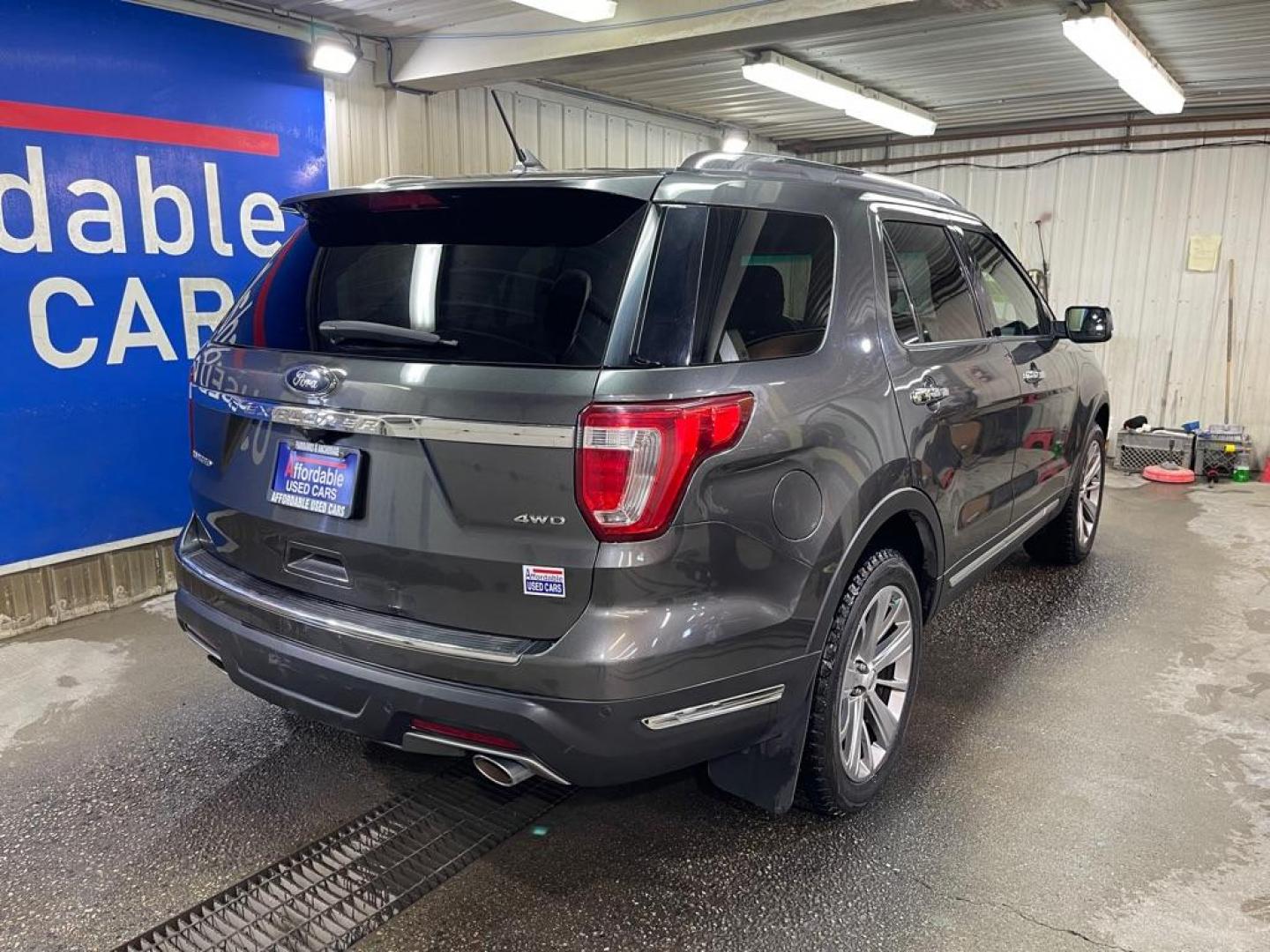 2018 GREY FORD EXPLORER LIMITED (1FM5K8F82JG) with an 3.5L engine, Automatic transmission, located at 2525 S. Cushman, Fairbanks, AK, 99701, (907) 452-5707, 64.824036, -147.712311 - Photo#2