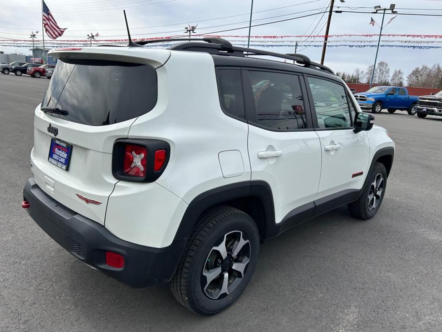 2022 WHITE JEEP RENEGADE TRAILHAWK (ZACNJDC18NP) with an 1.3L engine, Automatic transmission, located at 2525 S. Cushman, Fairbanks, AK, 99701, (907) 452-5707, 64.824036, -147.712311 - Photo#2