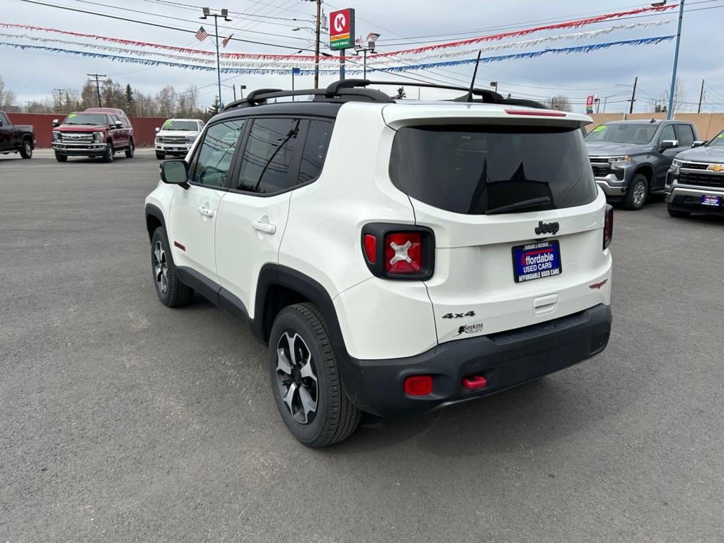 2022 WHITE JEEP RENEGADE TRAILHAWK (ZACNJDC18NP) with an 1.3L engine, Automatic transmission, located at 2525 S. Cushman, Fairbanks, AK, 99701, (907) 452-5707, 64.824036, -147.712311 - Photo#3