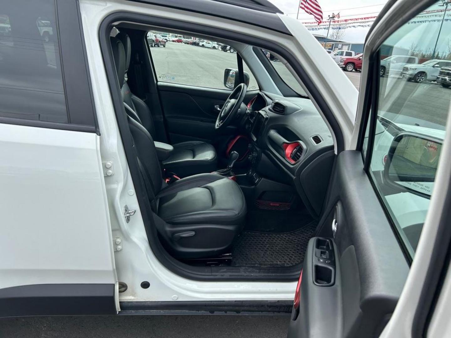 2022 WHITE JEEP RENEGADE TRAILHAWK (ZACNJDC18NP) with an 1.3L engine, Automatic transmission, located at 2525 S. Cushman, Fairbanks, AK, 99701, (907) 452-5707, 64.824036, -147.712311 - Photo#4