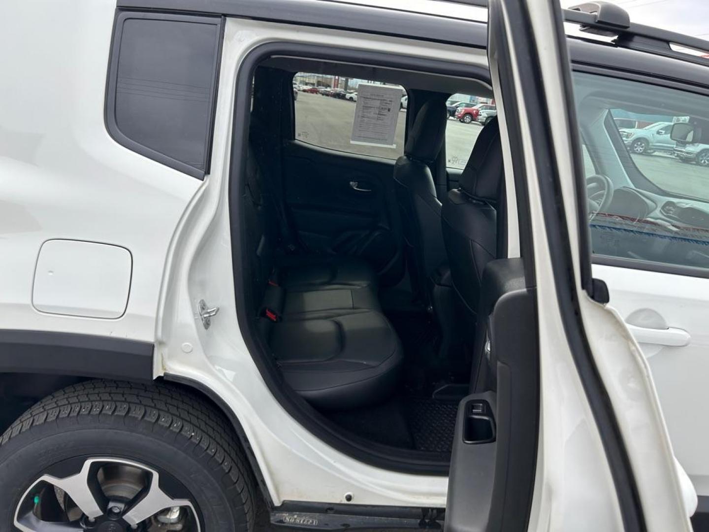 2022 WHITE JEEP RENEGADE TRAILHAWK (ZACNJDC18NP) with an 1.3L engine, Automatic transmission, located at 2525 S. Cushman, Fairbanks, AK, 99701, (907) 452-5707, 64.824036, -147.712311 - Photo#5