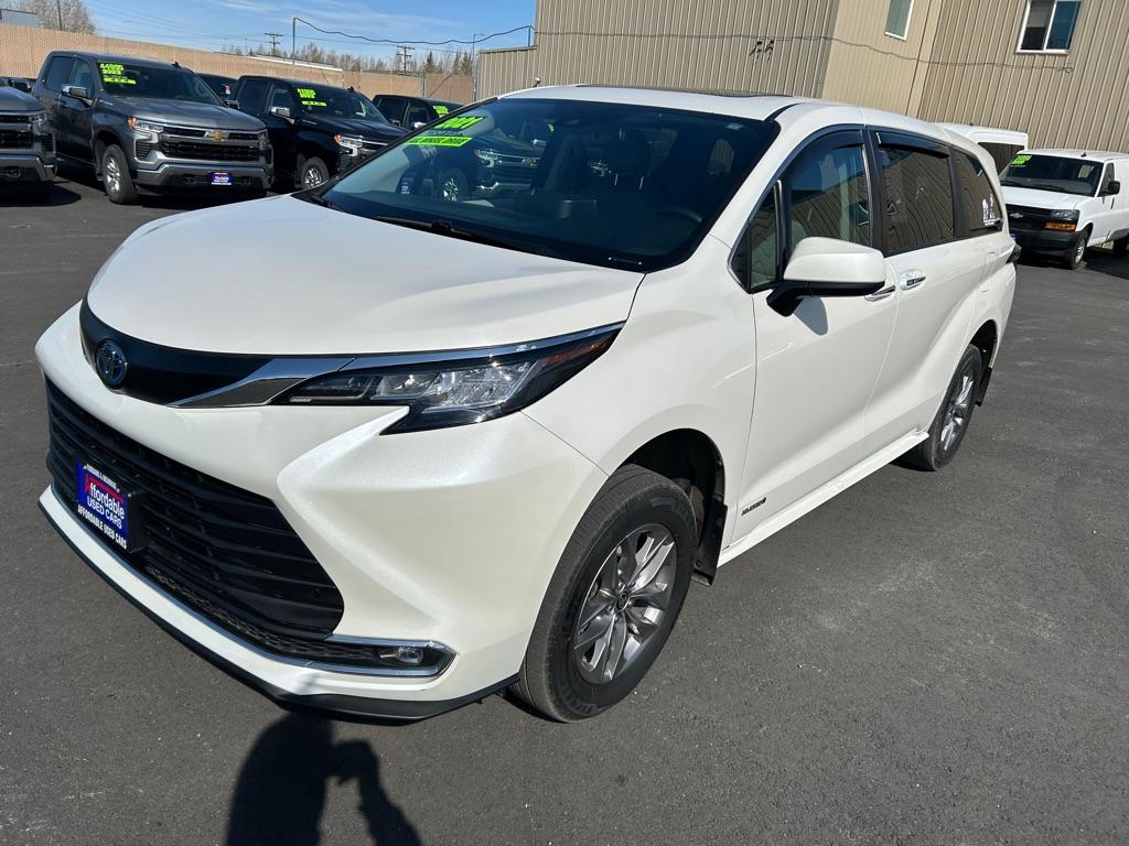 photo of 2021 TOYOTA SIENNA XLE